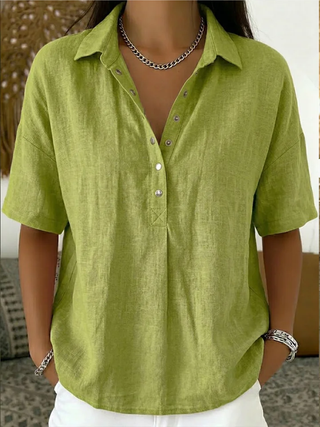 Livia™ | Blus med krage och knappdetalj
